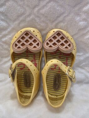 Mini Melissa Kids Sz 6 Toddler. Yellow Waffle Heart Jelly Sandals. Pre-loved.